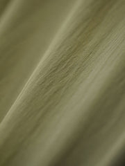 製品画像
ノマドジャーナリストシャツの正面デザイン。1954年ベトナム戦争時のAP通信戦地カメラマンの装備を再現したミリタリーギア風デザインで、3つのフラップ付きポケットと軽量梭織(しょうしょく)生地が特徴的
詳細画像
マットな5本爪スナップボタンと、戦地カメラマンの実用性を考慮して配置された3つのフラップ付きポケットのディテール特写。独自のシワ加工が施され、経年変化を楽しめる仕上がり