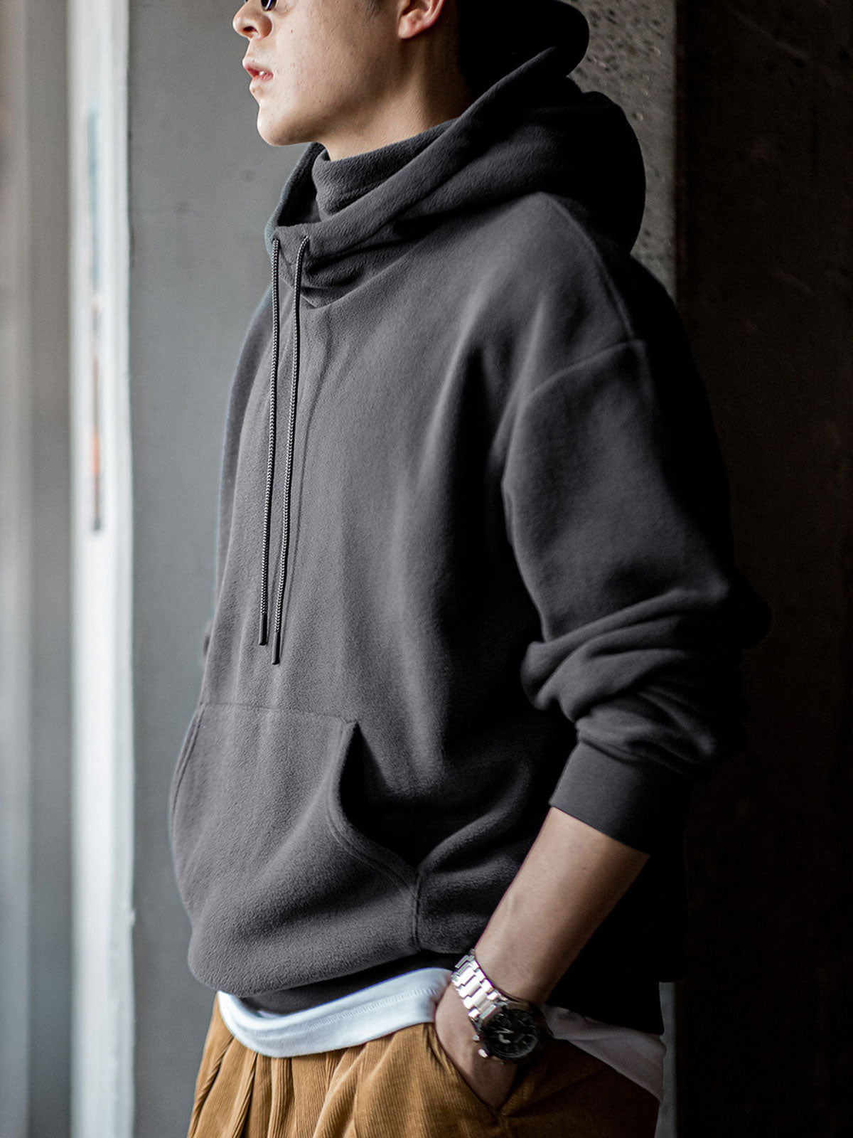 フリースパーカーを着用した秋冬のアウトドアコーディネート