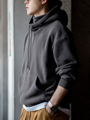 フリースパーカーを着用した秋冬のアウトドアコーディネート