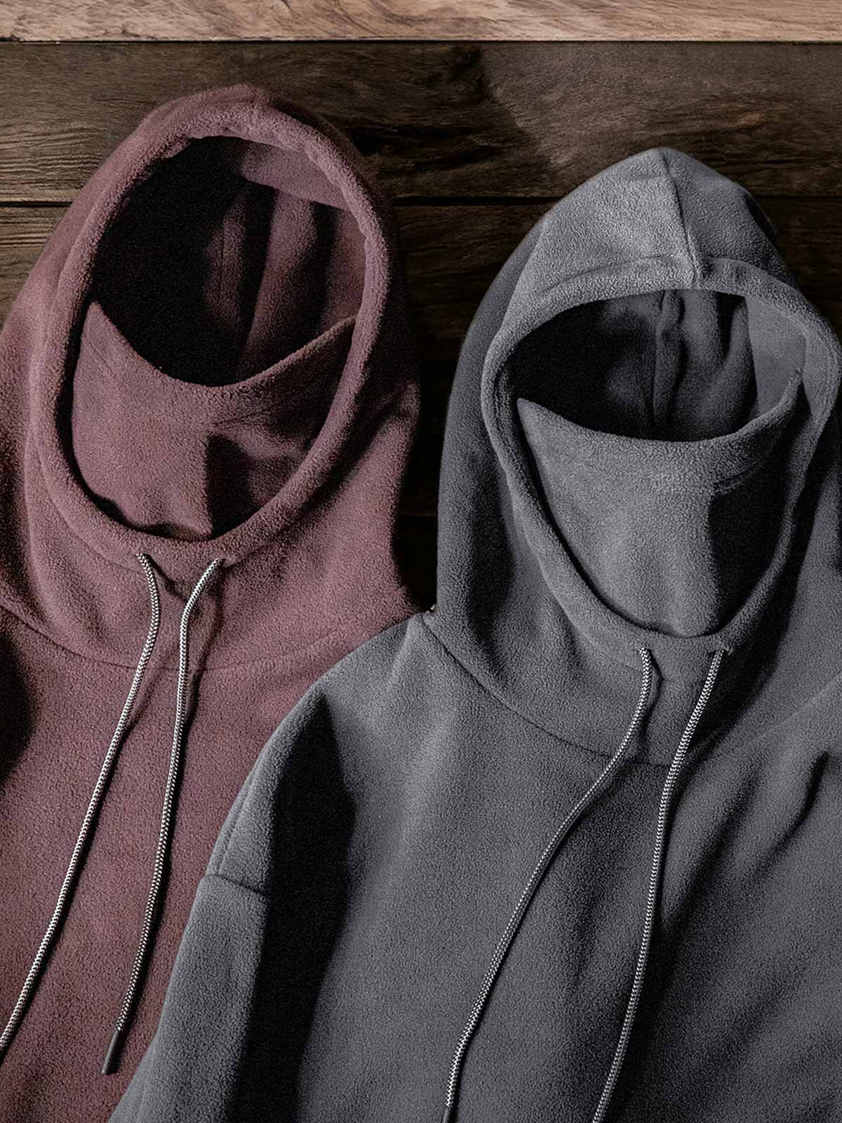 フェイスマスクとリブ袖口のクローズアップ