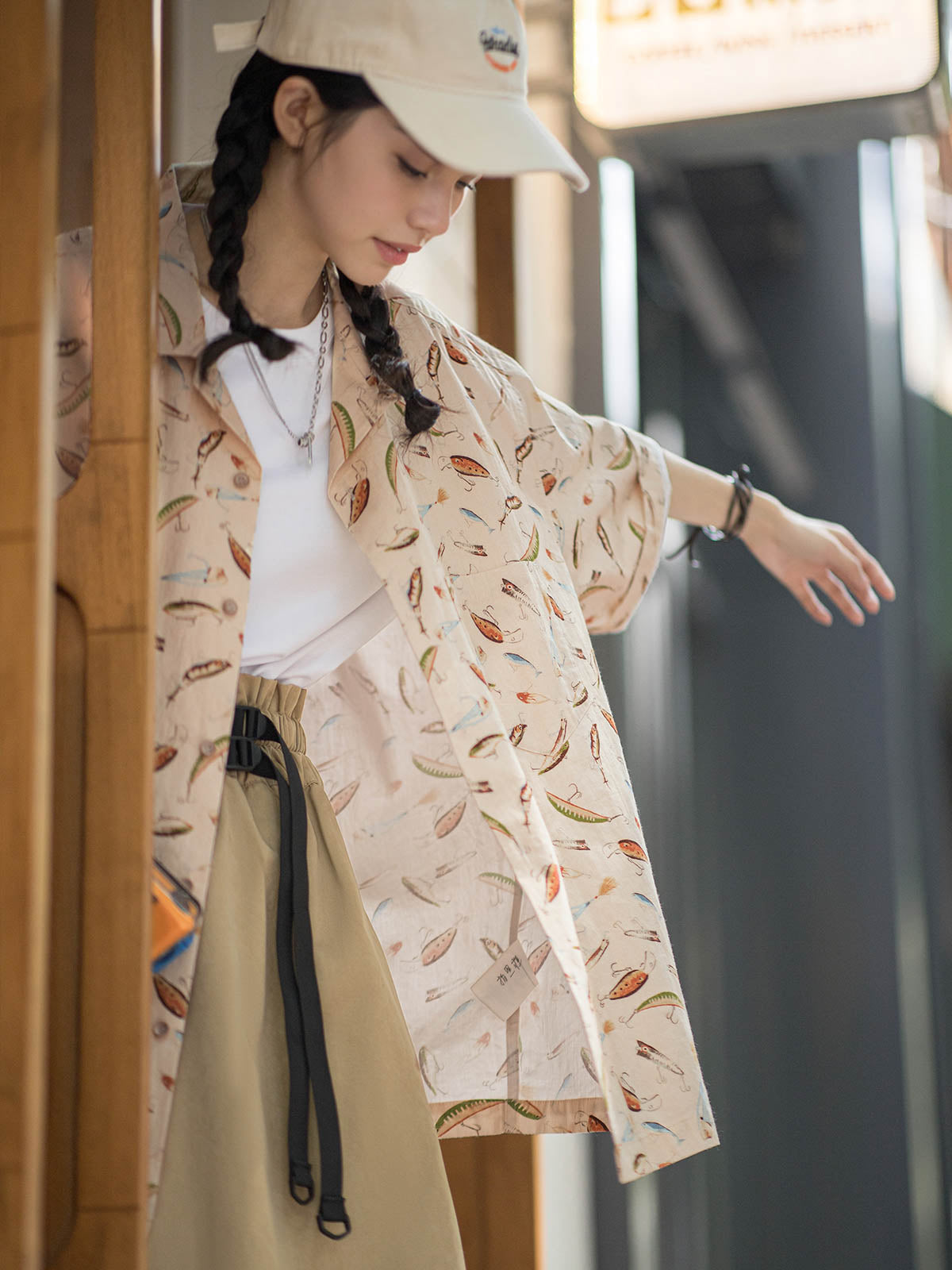 モデル画像:モデルが着用した彩絵ルアープリント キューバシャツの展示