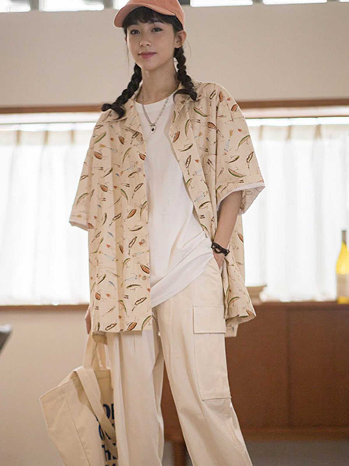 モデル画像:モデルが着用した彩絵ルアープリント キューバシャツの展示