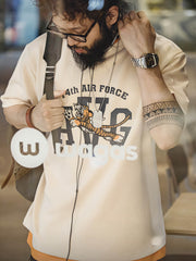 モデルが飛虎隊デザインの半袖Tシャツを着用。カジュアルなデニムパンツと合わせ、リラックスした日常スタイルを演出。