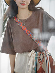 PESSOA CLUB モデルがルーズフィットTシャツを着用し、都市カジュアルスタイルを演出