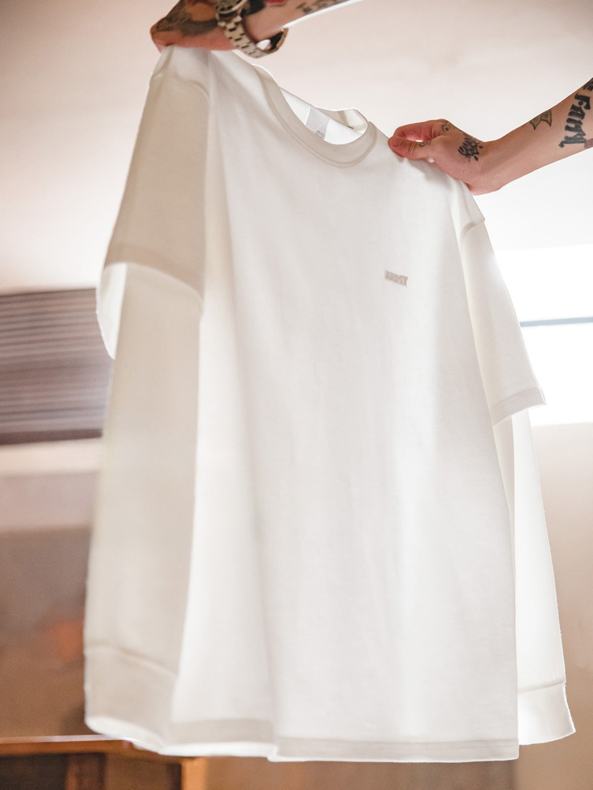 ワッフル生地のパッチワーク部分とドロップショルダーデザインの詳細画像