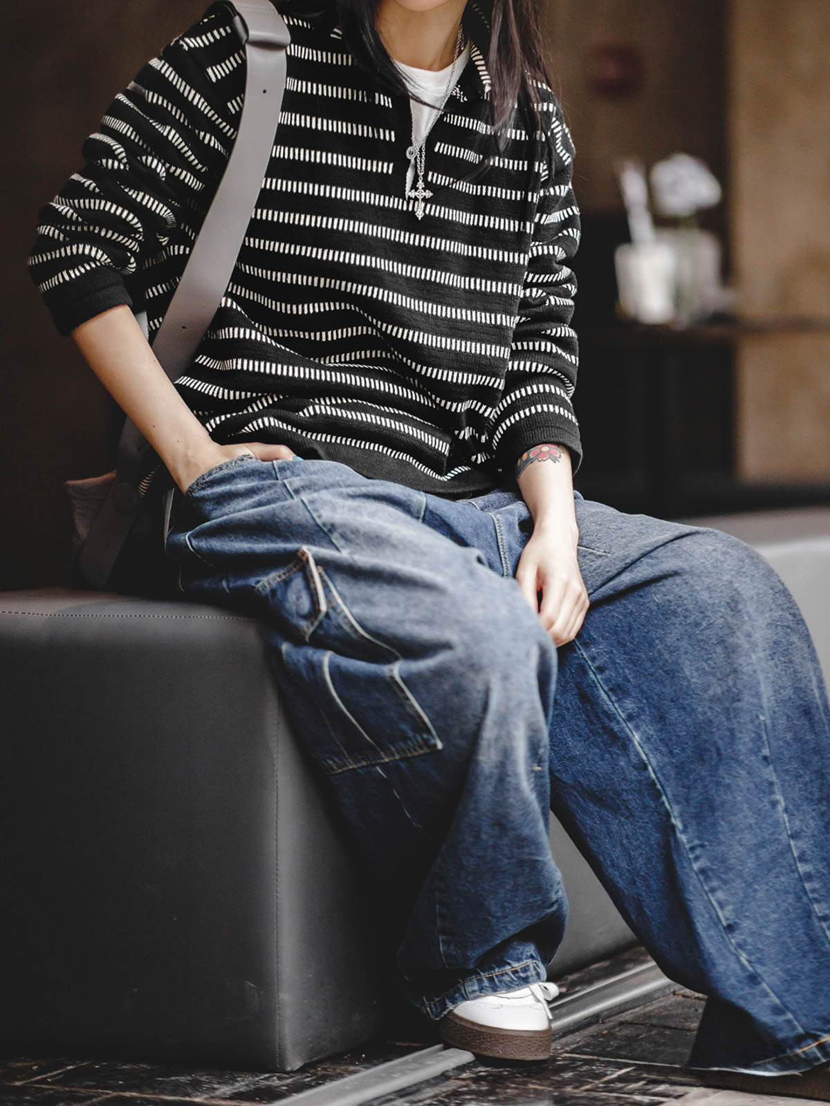 モデル画像: モデルがストライプポロカラーセーターを着用した姿