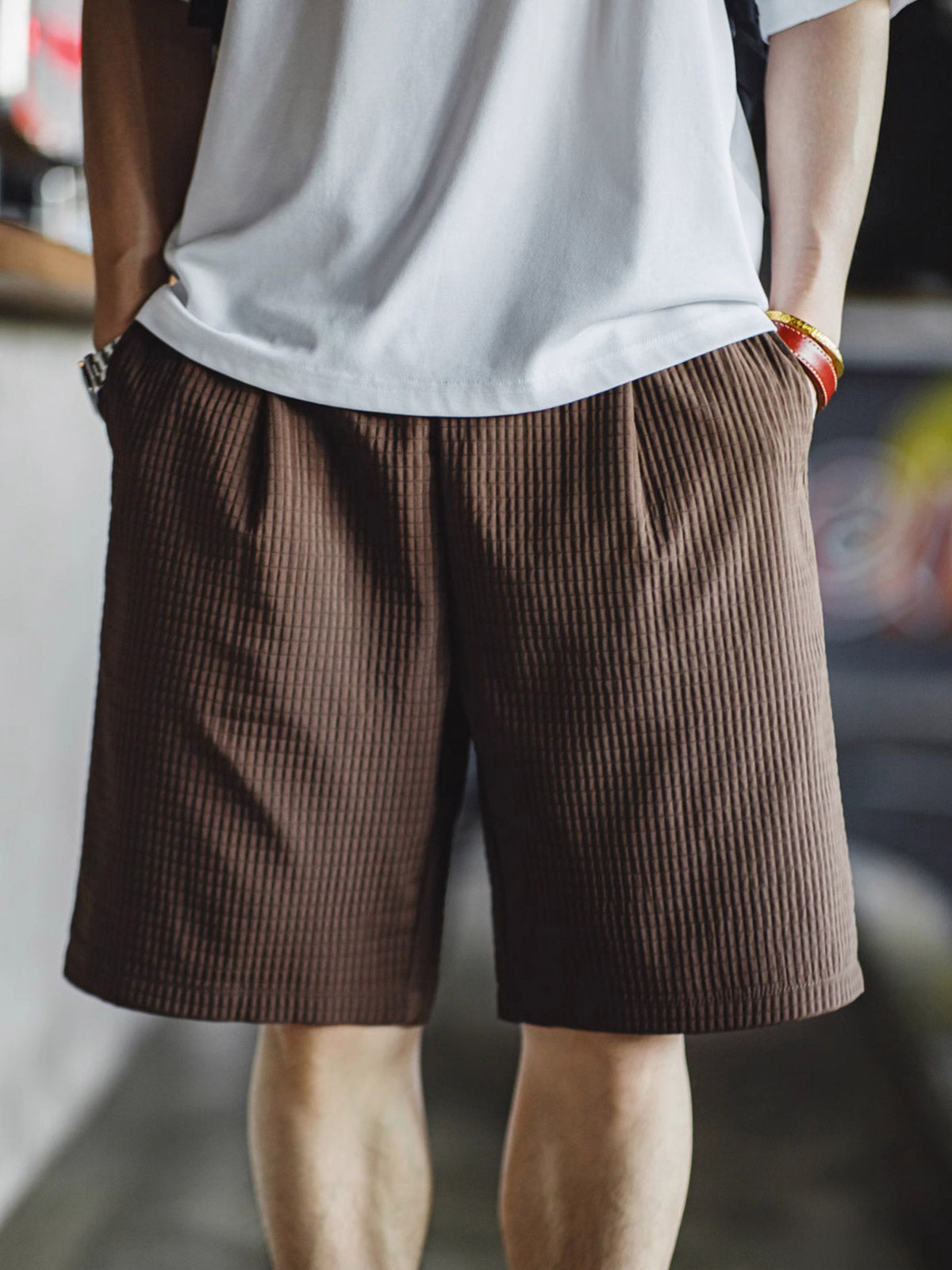 モデル画像:モデルが立体チェックワイドシルエットショーツを着用