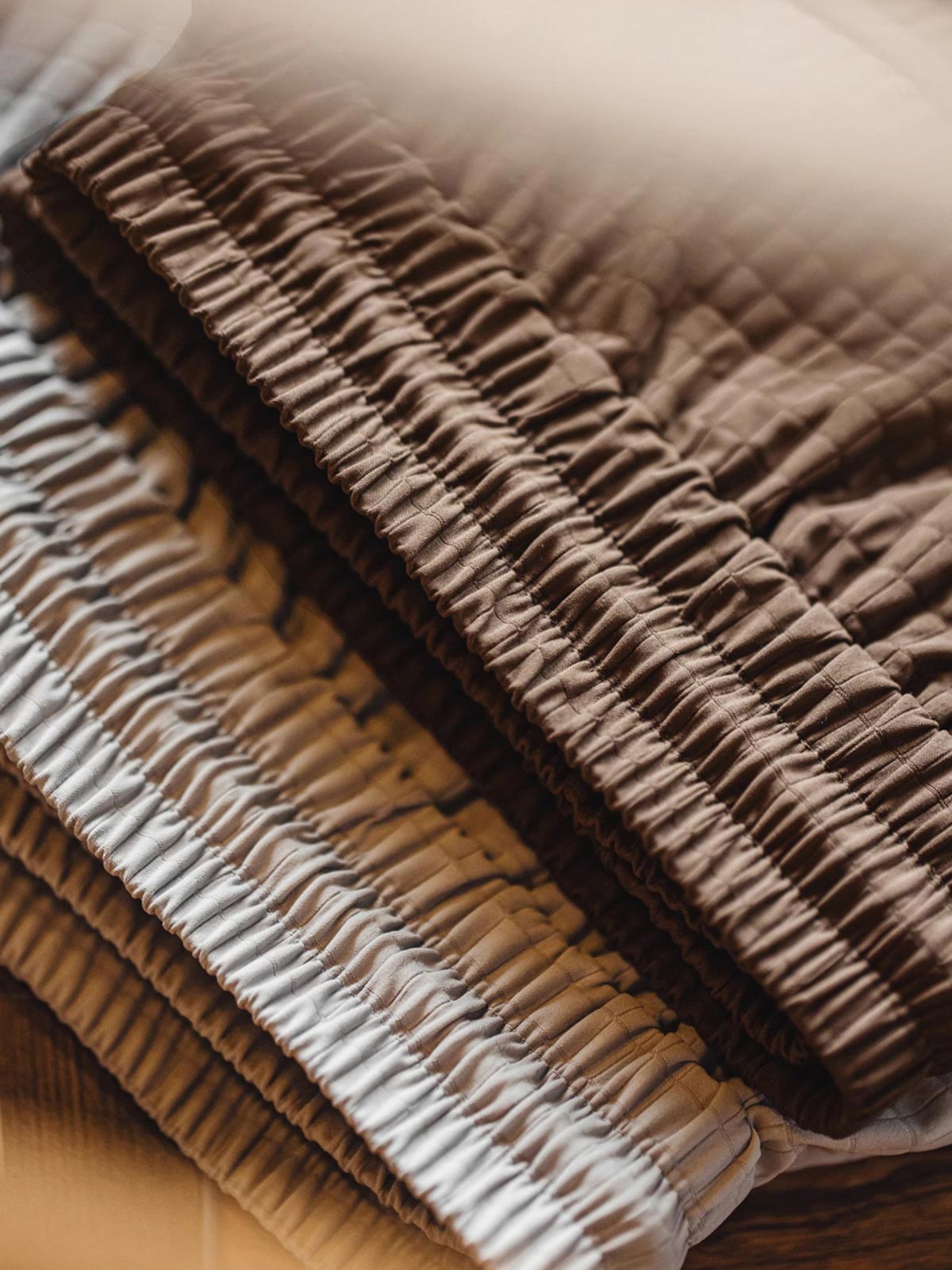 詳細画像:立体チェックのテクスチャーと三重のゴムウエストバンド、ドローコードのディテール