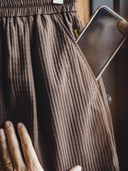 詳細画像:立体チェックのテクスチャーと三重のゴムウエストバンド、ドローコードのディテール