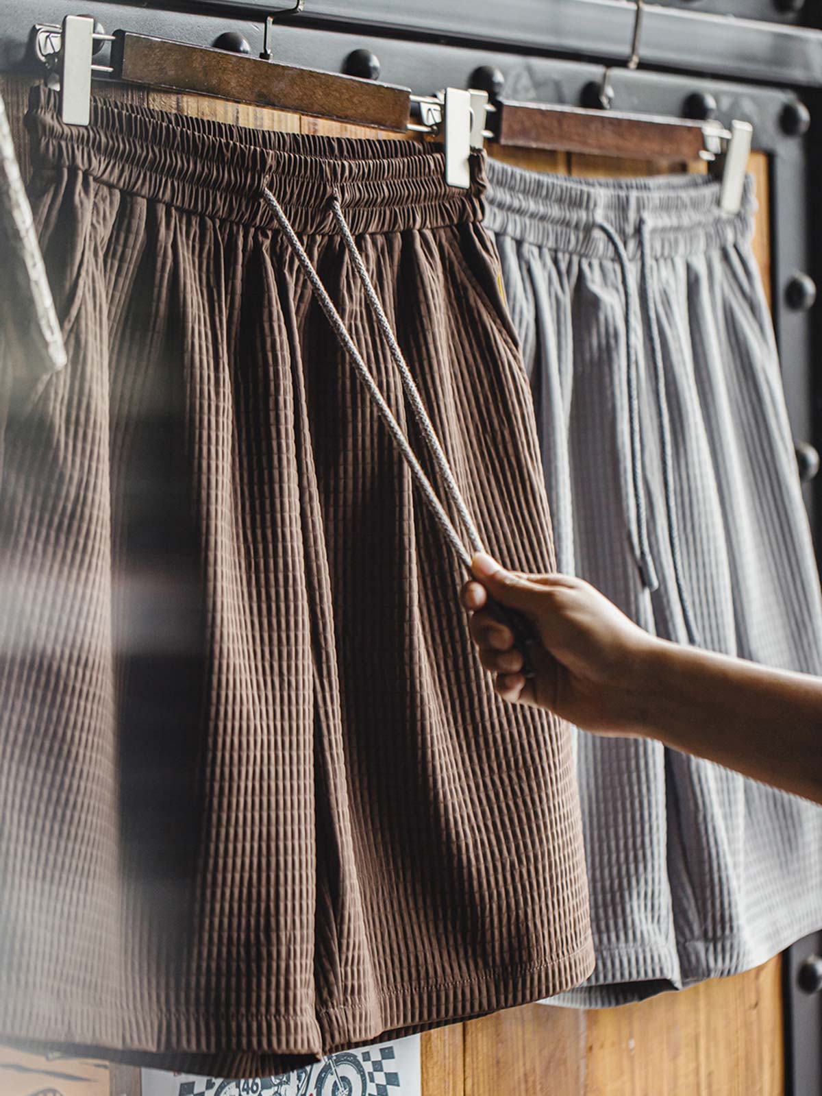 詳細画像:立体チェックのテクスチャーと三重のゴムウエストバンド、ドローコードのディテール