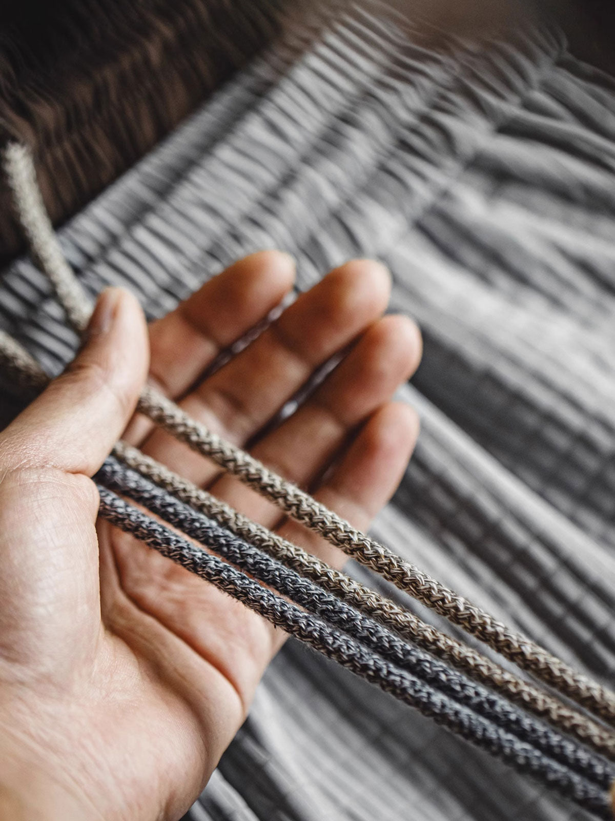 詳細画像:立体チェックのテクスチャーと三重のゴムウエストバンド、ドローコードのディテール