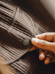 詳細画像:立体チェックのテクスチャーと三重のゴムウエストバンド、ドローコードのディテール