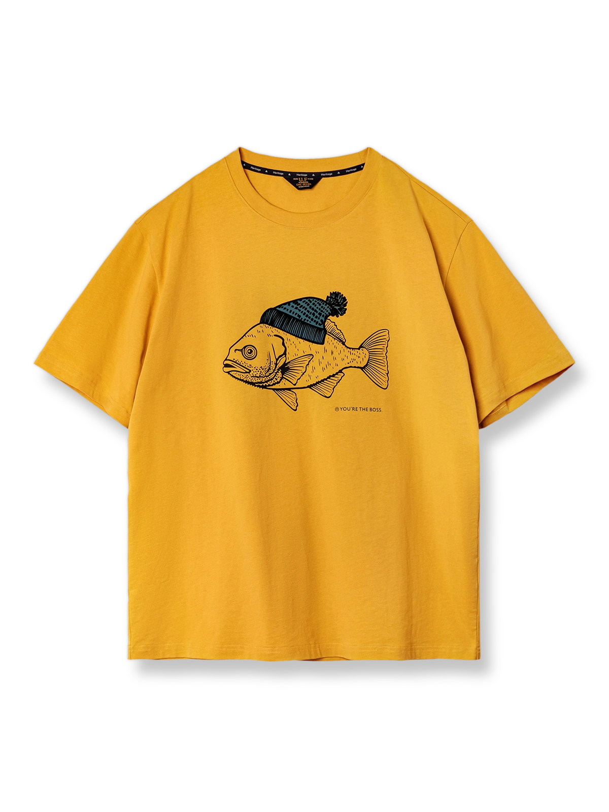 黄色の背景に帽子をかぶった深海魚のフロックプリントが施されたコットンTシャツの正面ビュー。しっかりした質感と優れた通気性を持つ純綿素材を使用しています。この代替テキストは、画像の内容を具体的に伝え、視覚情報にアクセスできないユーザーにも適しています。