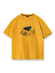 黄色の背景に帽子をかぶった深海魚のフロックプリントが施されたコットンTシャツの正面ビュー。しっかりした質感と優れた通気性を持つ純綿素材を使用しています。この代替テキストは、画像の内容を具体的に伝え、視覚情報にアクセスできないユーザーにも適しています。