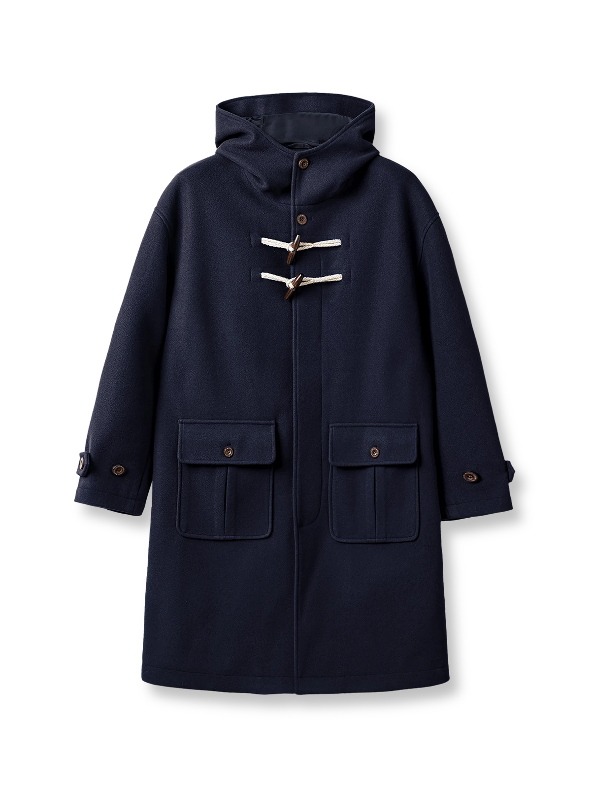 製品画像:学院風のヴィンテージ感漂う牛角ボタン付きフードダッフルコートの正面展示。膝上丈のクラシックデザイン。
詳細画像:木製の牛角ボタンとアコーディオンポケットのディテールをクローズアップ。クラシックなディテールが、全体の完成度を高めています。