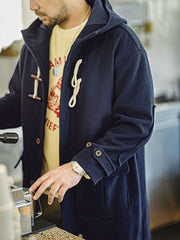 詳細画像:木製の牛角ボタンとアコーディオンポケットのディテールをクローズアップ。クラシックなディテールが、全体の完成度を高めています。
モデル画像:モデルがダッフルコートを着用し、学院風スタイルのカジュアルな冬のコーディネートを提案。