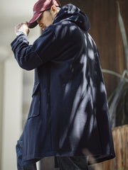 詳細画像:木製の牛角ボタンとアコーディオンポケットのディテールをクローズアップ。クラシックなディテールが、全体の完成度を高めています。
モデル画像:モデルがダッフルコートを着用し、学院風スタイルのカジュアルな冬のコーディネートを提案。