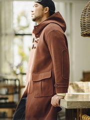 詳細画像:木製の牛角ボタンとアコーディオンポケットのディテールをクローズアップ。クラシックなディテールが、全体の完成度を高めています。
モデル画像:モデルがダッフルコートを着用し、学院風スタイルのカジュアルな冬のコーディネートを提案。