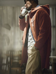 詳細画像:木製の牛角ボタンとアコーディオンポケットのディテールをクローズアップ。クラシックなディテールが、全体の完成度を高めています。
モデル画像:モデルがダッフルコートを着用し、学院風スタイルのカジュアルな冬のコーディネートを提案。