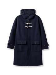 製品画像:学院風のヴィンテージ感漂う牛角ボタン付きフードダッフルコートの正面展示。膝上丈のクラシックデザイン。
詳細画像:木製の牛角ボタンとアコーディオンポケットのディテールをクローズアップ。クラシックなディテールが、全体の完成度を高めています。