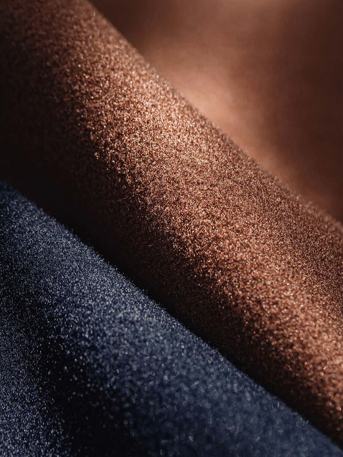 詳細画像:木製の牛角ボタンとアコーディオンポケットのディテールをクローズアップ。クラシックなディテールが、全体の完成度を高めています。
モデル画像:モデルがダッフルコートを着用し、学院風スタイルのカジュアルな冬のコーディネートを提案。