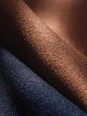 詳細画像:木製の牛角ボタンとアコーディオンポケットのディテールをクローズアップ。クラシックなディテールが、全体の完成度を高めています。
モデル画像:モデルがダッフルコートを着用し、学院風スタイルのカジュアルな冬のコーディネートを提案。