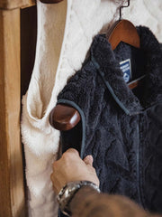 立体ケーブル編みデザインフリースベスト