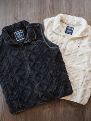 立体ケーブル編みデザインフリースベスト