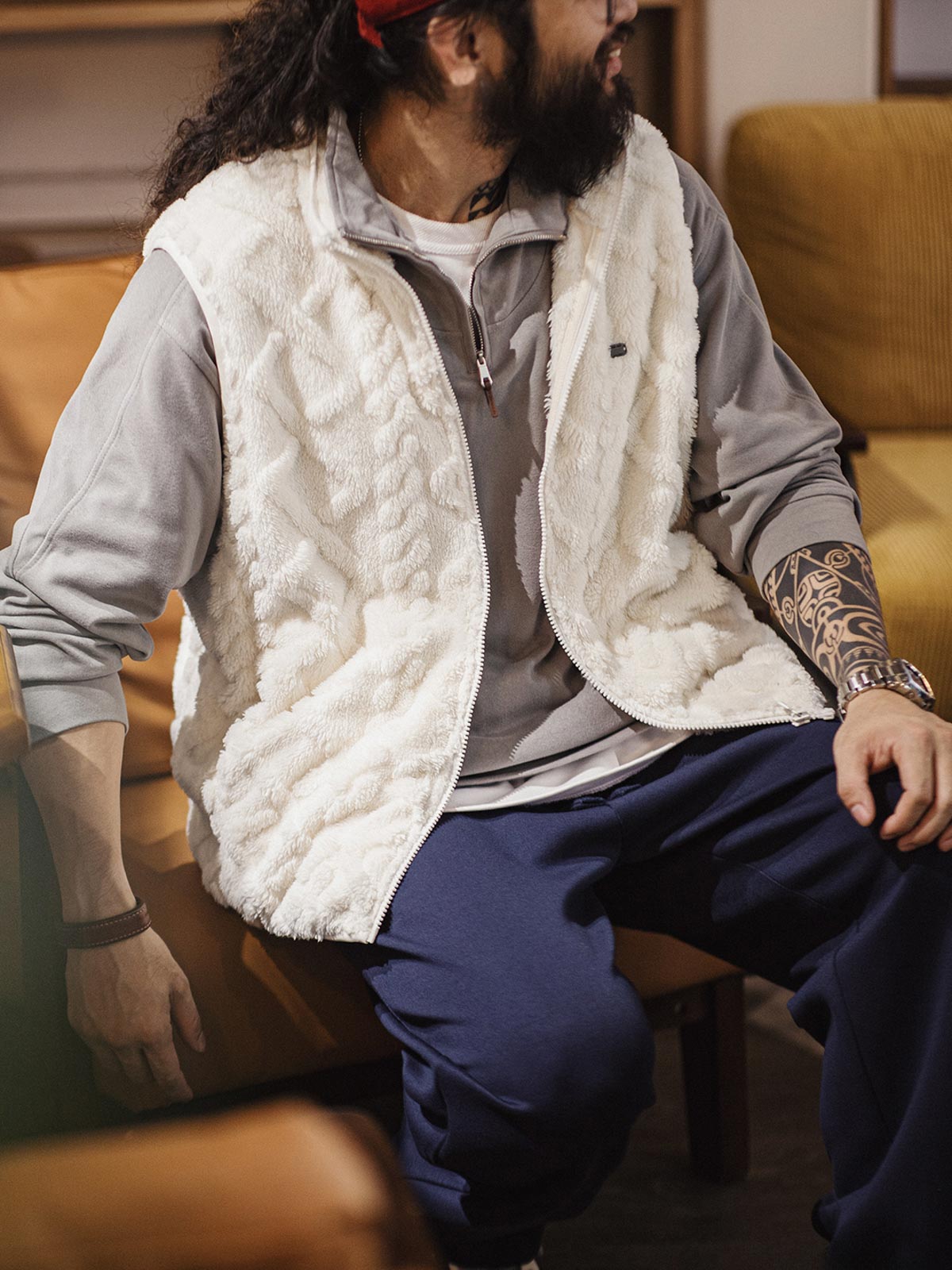 モデル着用の立体ケーブル編みフリースベスト