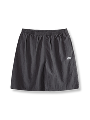 軽量で速乾性の高いナイロン製スポーツショーツ、五分丈のカジュアルなデザイン。