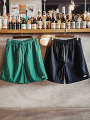 ショーツのゴムウエストとドローコードのクローズアップ