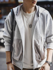 詳細画像
カラーブロックデザインの大容量ポケットと、リブ袖口のディテールをクローズアップした画像。実用性とファッション性を兼ね備えたデザインが際立つ。
モデル画像
モデルがカラーブロック ポケット付き パーカーを着用し、リラックス感のあるカジュアルスタイルを披露した全身画像。外出やスポーツに最適なコーディネート例。