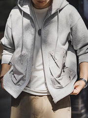 詳細画像
カラーブロックデザインの大容量ポケットと、リブ袖口のディテールをクローズアップした画像。実用性とファッション性を兼ね備えたデザインが際立つ。
モデル画像
モデルがカラーブロック ポケット付き パーカーを着用し、リラックス感のあるカジュアルスタイルを披露した全身画像。外出やスポーツに最適なコーディネート例。