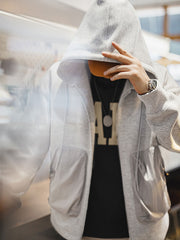 詳細画像
カラーブロックデザインの大容量ポケットと、リブ袖口のディテールをクローズアップした画像。実用性とファッション性を兼ね備えたデザインが際立つ。
モデル画像
モデルがカラーブロック ポケット付き パーカーを着用し、リラックス感のあるカジュアルスタイルを披露した全身画像。外出やスポーツに最適なコーディネート例。