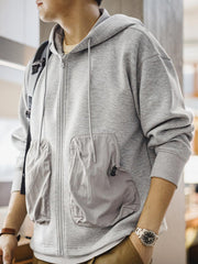 詳細画像
カラーブロックデザインの大容量ポケットと、リブ袖口のディテールをクローズアップした画像。実用性とファッション性を兼ね備えたデザインが際立つ。
モデル画像
モデルがカラーブロック ポケット付き パーカーを着用し、リラックス感のあるカジュアルスタイルを披露した全身画像。外出やスポーツに最適なコーディネート例。