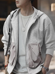 詳細画像
カラーブロックデザインの大容量ポケットと、リブ袖口のディテールをクローズアップした画像。実用性とファッション性を兼ね備えたデザインが際立つ。
モデル画像
モデルがカラーブロック ポケット付き パーカーを着用し、リラックス感のあるカジュアルスタイルを披露した全身画像。外出やスポーツに最適なコーディネート例。