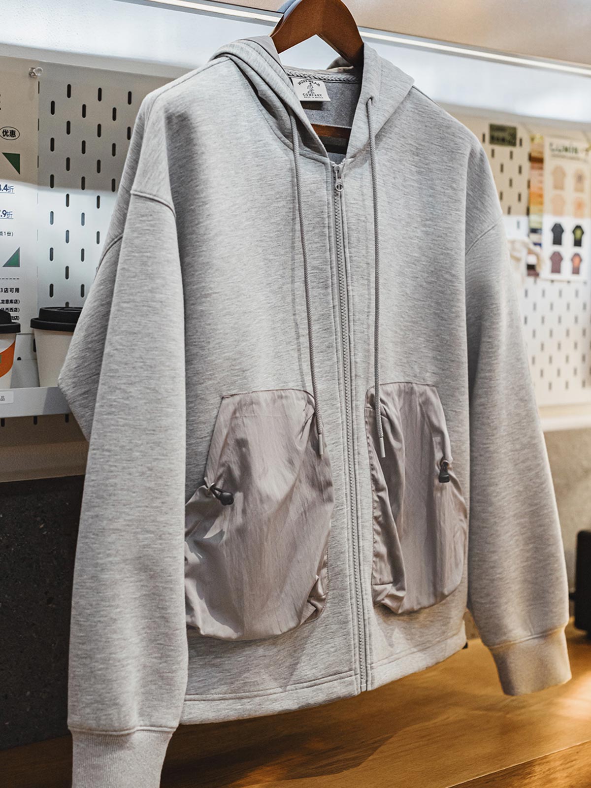 製品画像
軽量で保温性のあるエアレイヤー素材を使用した、カラーブロックデザインのポケット付きパーカーの正面全体画像。スポーツやカジュアルシーンに適した万能な一着。
詳細画像
カラーブロックデザインの大容量ポケットと、リブ袖口のディテールをクローズアップした画像。実用性とファッション性を兼ね備えたデザインが際立つ。