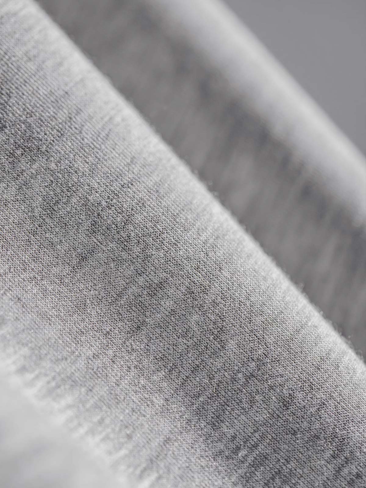 製品画像
軽量で保温性のあるエアレイヤー素材を使用した、カラーブロックデザインのポケット付きパーカーの正面全体画像。スポーツやカジュアルシーンに適した万能な一着。
詳細画像
カラーブロックデザインの大容量ポケットと、リブ袖口のディテールをクローズアップした画像。実用性とファッション性を兼ね備えたデザインが際立つ。