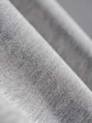 製品画像
軽量で保温性のあるエアレイヤー素材を使用した、カラーブロックデザインのポケット付きパーカーの正面全体画像。スポーツやカジュアルシーンに適した万能な一着。
詳細画像
カラーブロックデザインの大容量ポケットと、リブ袖口のディテールをクローズアップした画像。実用性とファッション性を兼ね備えたデザインが際立つ。