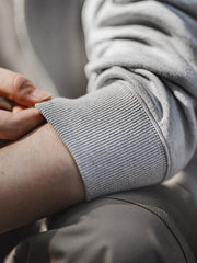 製品画像
軽量で保温性のあるエアレイヤー素材を使用した、カラーブロックデザインのポケット付きパーカーの正面全体画像。スポーツやカジュアルシーンに適した万能な一着。
詳細画像
カラーブロックデザインの大容量ポケットと、リブ袖口のディテールをクローズアップした画像。実用性とファッション性を兼ね備えたデザインが際立つ。