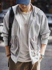 詳細画像
カラーブロックデザインの大容量ポケットと、リブ袖口のディテールをクローズアップした画像。実用性とファッション性を兼ね備えたデザインが際立つ。
モデル画像
モデルがカラーブロック ポケット付き パーカーを着用し、リラックス感のあるカジュアルスタイルを披露した全身画像。外出やスポーツに最適なコーディネート例。