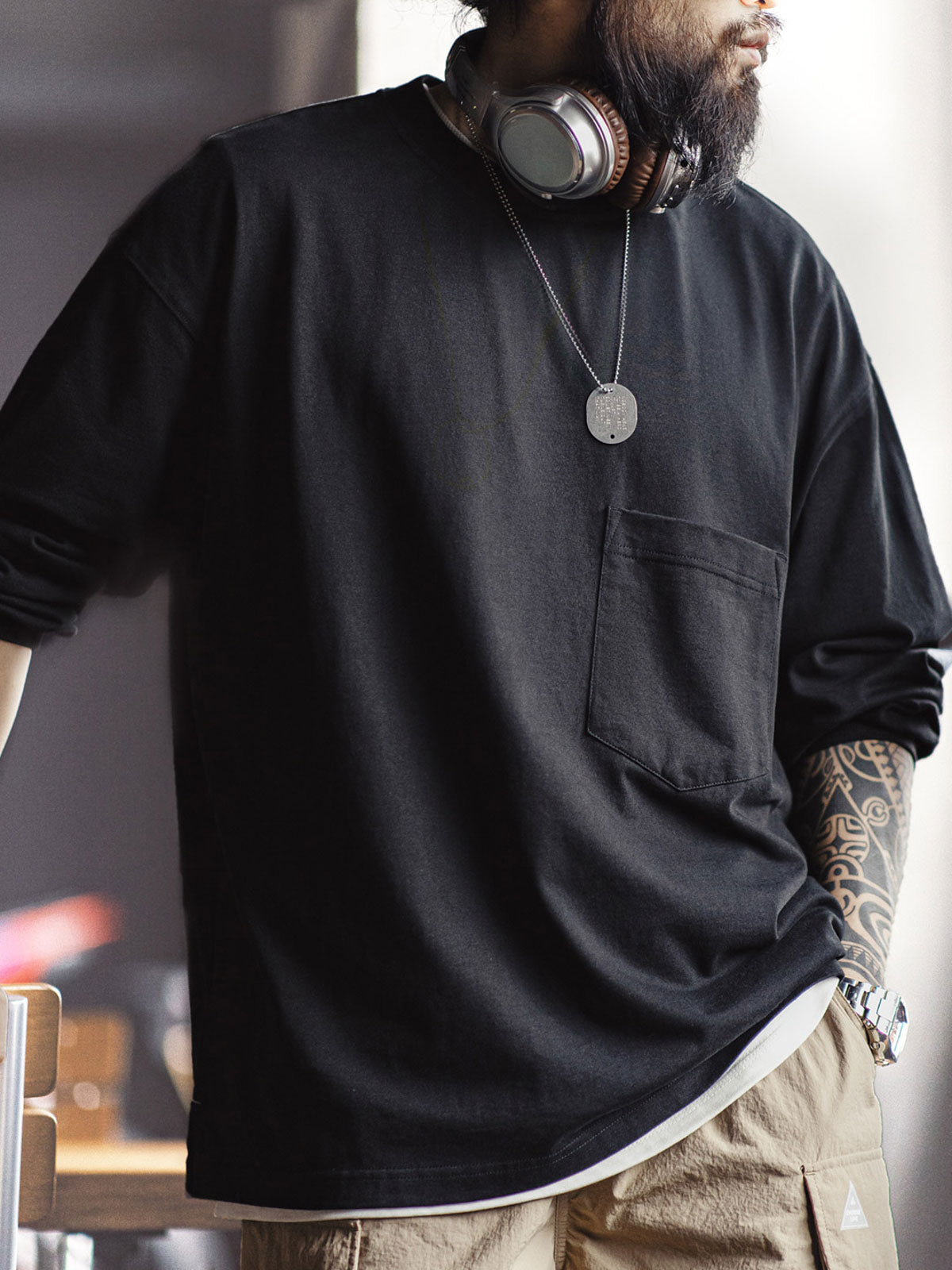 モデルがポケットロングスリーブTシャツを着用している画像。アメリカンヴィンテージスタイルとハイストリートスタイルを演出。