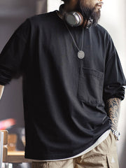 モデルがポケットロングスリーブTシャツを着用している画像。アメリカンヴィンテージスタイルとハイストリートスタイルを演出。