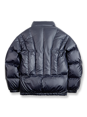 製品画像: 90%ダックダウンミニチェックスタンドカラーダウンジャケットのフロントビュー。防風性と保温性を兼ね備えた冬のアウター
詳細画像: ミニチェックの立体デザインとスタンドカラー、斜めポケットのディテール。高密度防羽構造でダウン漏れを防止