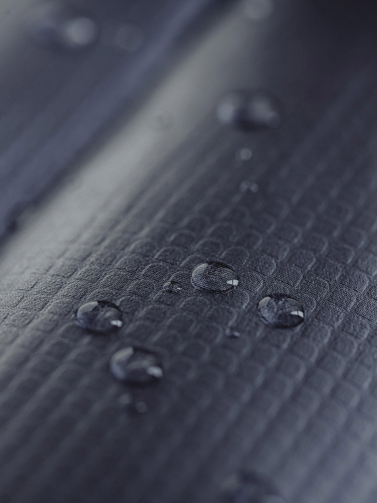 製品画像: 90%ダックダウンミニチェックスタンドカラーダウンジャケットのフロントビュー。防風性と保温性を兼ね備えた冬のアウター
詳細画像: ミニチェックの立体デザインとスタンドカラー、斜めポケットのディテール。高密度防羽構造でダウン漏れを防止