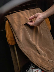 製品画像: ヴィンテージ風多ポケットコーデュロイカジュアルパンツ全体表示。11ウェールコーデュロイとレイヤード感が特徴で、秋冬スタイルに適したデザイン。
詳細画像: 木目調ボタンや多ポケットデザインのディテール表示。アンティーク風のメタルタグや異なるベルトループの幅がアクセント。