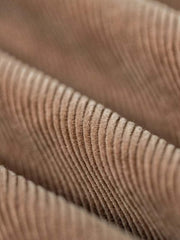 製品画像: ヴィンテージ風多ポケットコーデュロイカジュアルパンツ全体表示。11ウェールコーデュロイとレイヤード感が特徴で、秋冬スタイルに適したデザイン。
詳細画像: 木目調ボタンや多ポケットデザインのディテール表示。アンティーク風のメタルタグや異なるベルトループの幅がアクセント。