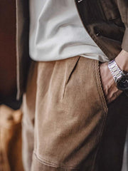 製品画像: ヴィンテージ風多ポケットコーデュロイカジュアルパンツ全体表示。11ウェールコーデュロイとレイヤード感が特徴で、秋冬スタイルに適したデザイン。
詳細画像: 木目調ボタンや多ポケットデザインのディテール表示。アンティーク風のメタルタグや異なるベルトループの幅がアクセント。