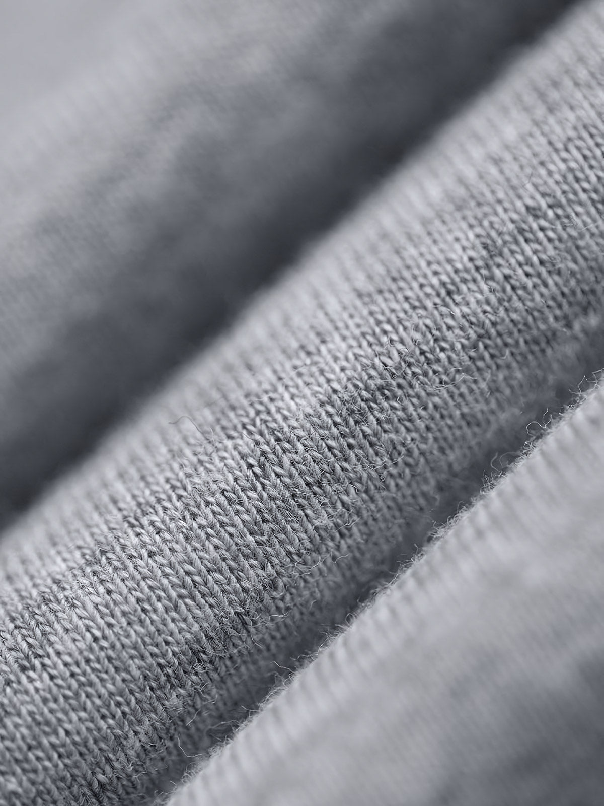 製品画像:
「デニムポケット付き パッチワーク パーカーの全体正面展示図。280g/m²のコットン感ストレッチニット素材を使用し、霜降り模様の生地とヴィンテージ感漂うデニムポケットデザインが特徴。快適さと耐久性を兼ね備えた春秋に最適なアイテム。」
詳細画像:
「霜降り模様のコットン感ストレッチニット生地と、白いステッチと刻印入り銅製ボタンをあしらったデニムポケットのディテールクローズアップ。パッチワークデザインがヴィンテージ感と立体感を強調。」