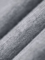 製品画像:
「デニムポケット付き パッチワーク パーカーの全体正面展示図。280g/m²のコットン感ストレッチニット素材を使用し、霜降り模様の生地とヴィンテージ感漂うデニムポケットデザインが特徴。快適さと耐久性を兼ね備えた春秋に最適なアイテム。」
詳細画像:
「霜降り模様のコットン感ストレッチニット生地と、白いステッチと刻印入り銅製ボタンをあしらったデニムポケットのディテールクローズアップ。パッチワークデザインがヴィンテージ感と立体感を強調。」